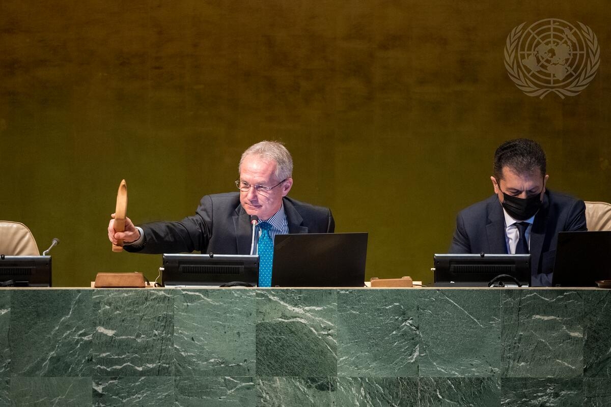 Csaba Kőrösi (til venstre), president av den 77. sesjonen av FNs generalforsamling, åpner den sjette dagen av hoveddebatten. Foto: UN Photo/Cia Pak.
